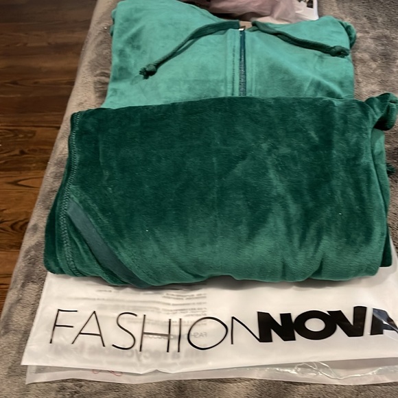 Brand new women set green so fabulous - Picture 7 of 7